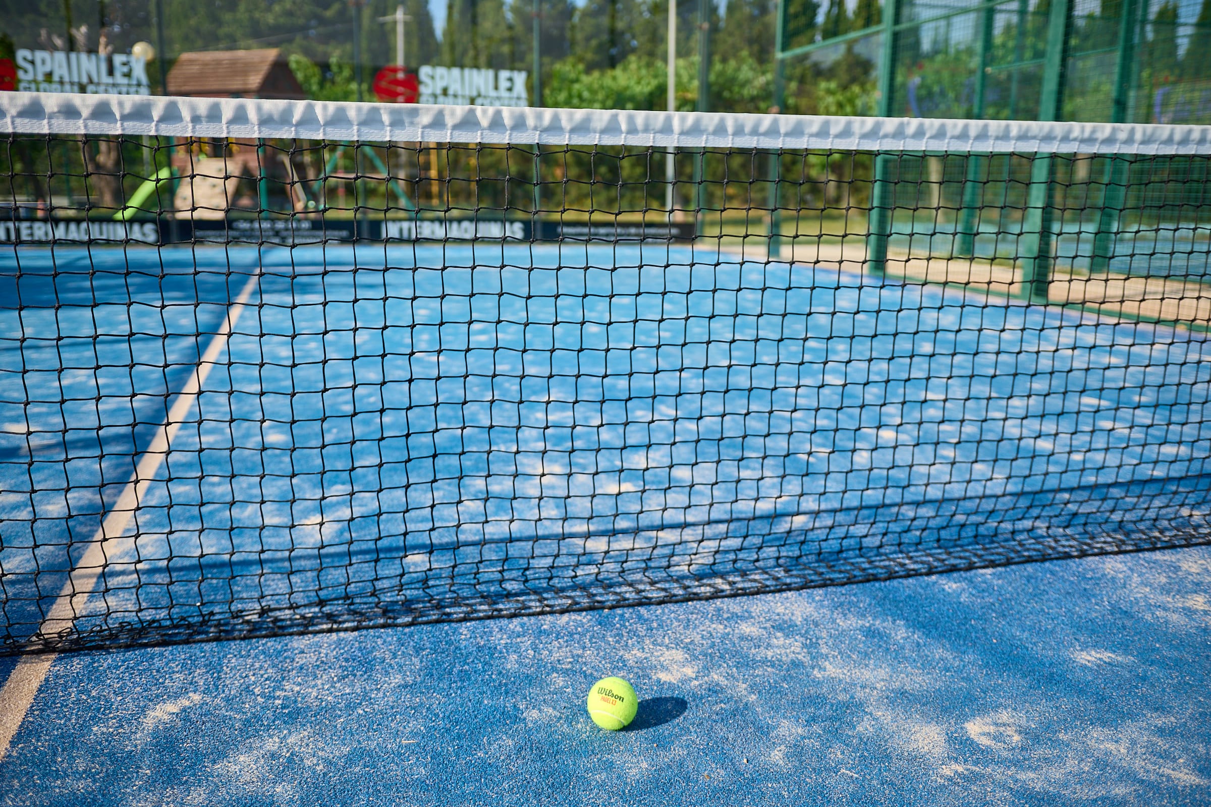 Jugadores de pádel en pista